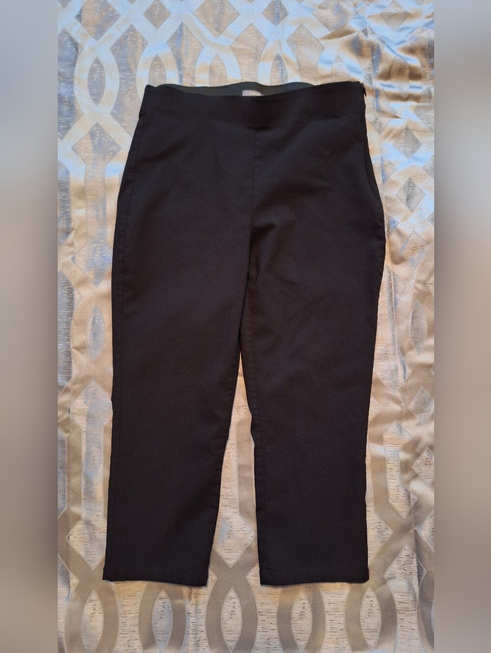Maurices Black Ponte Capri Pants. Side Zipper. Pleted Back Leg. Super Cute. Sz M